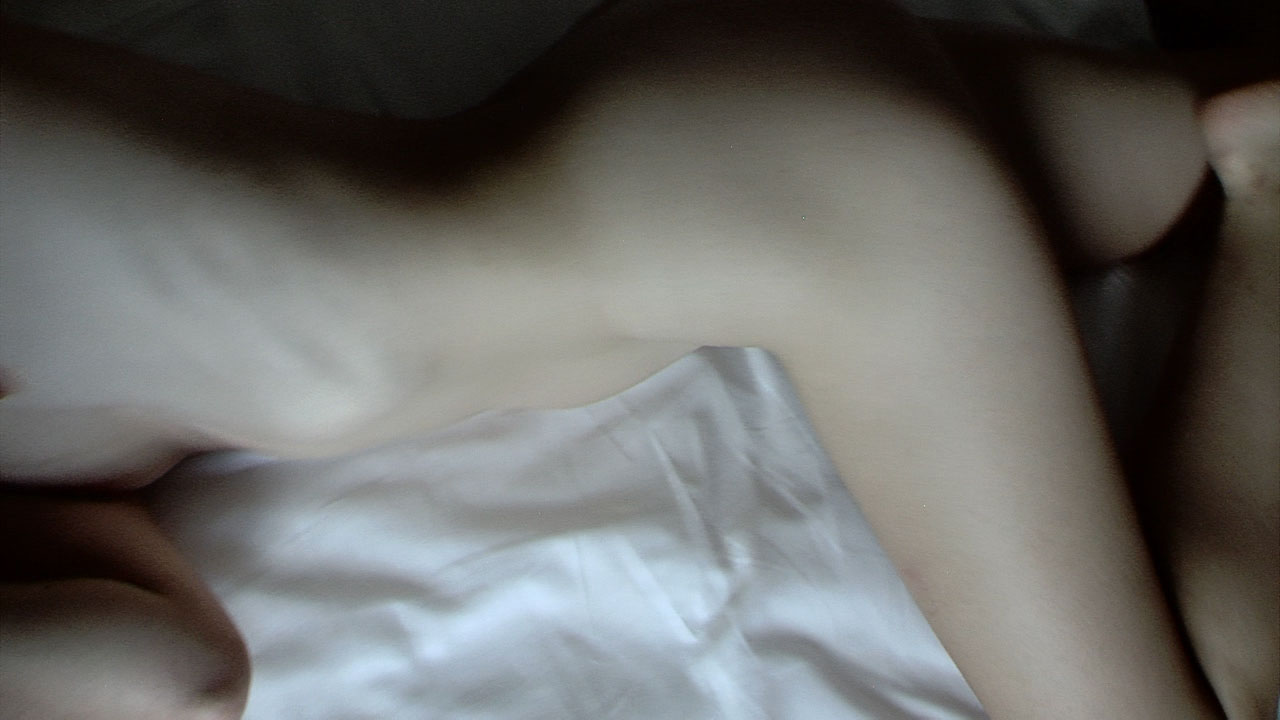 soft smooth skin Dieses Bild könnte während eines Escort Dates aufgenommen worden sein. Niki Blau liegt nackt in weißen Laken, ihre seidenweiche Haut liegt straff über ihrem zarten Körper.