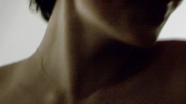 neck chin skin Detail von Nikis Hals- und Kieferpartie in weichem Licht. Hier würde sie gern von dir geküsst werden.